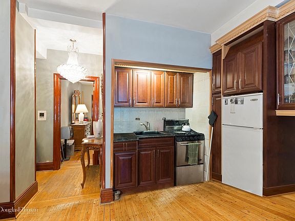 4th image of 116 W 72nd St #2A