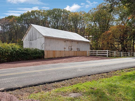 5th image of 1086 Quecreek Rd