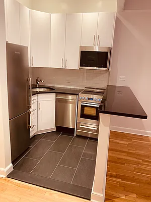 Rented by Metropolis Real Estate of Manhattan | media 10