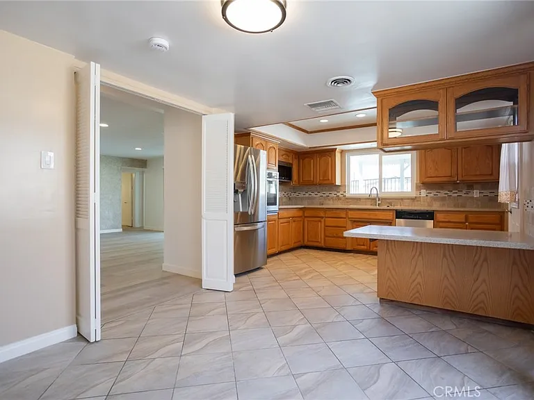 11801 Rexford Rd — Photo 6