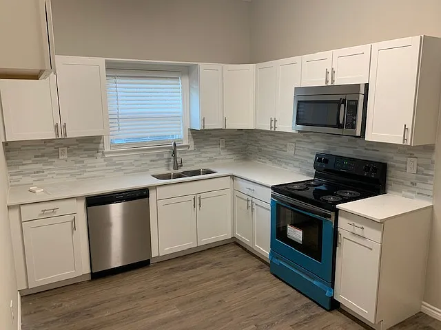 823 W Day St — Photo 3