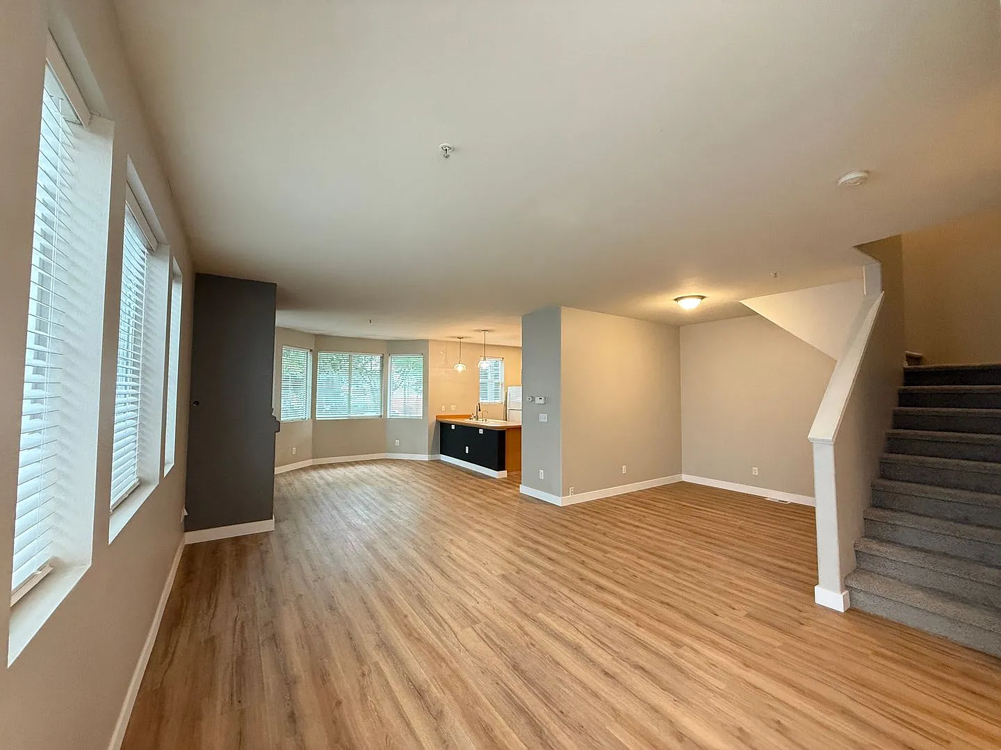 Large Corner Unit Townhome - 2 Car Garage — Photo 3