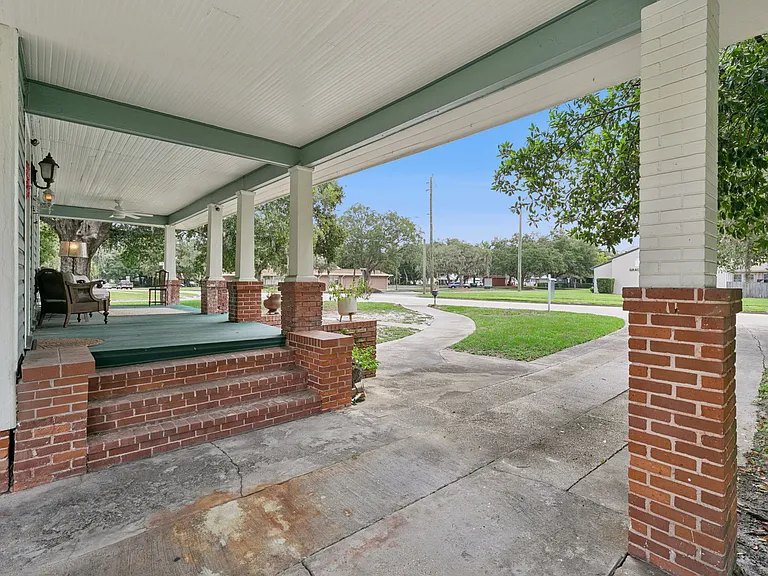 2400 S Park Ave — Photo 3