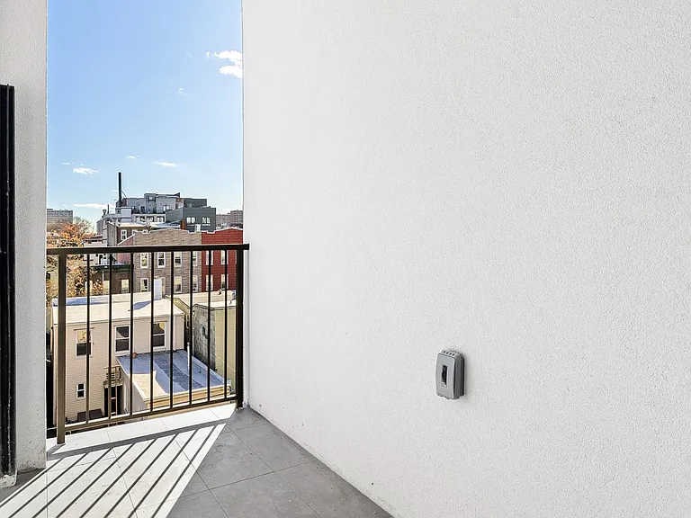 190 Ainslie St #3B — Photo 10