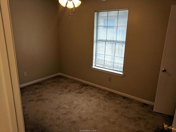 4th image of 1001 Autumn Cir APT A