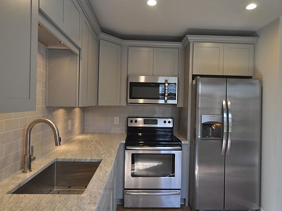 3rd image of 920 Emmett Ave