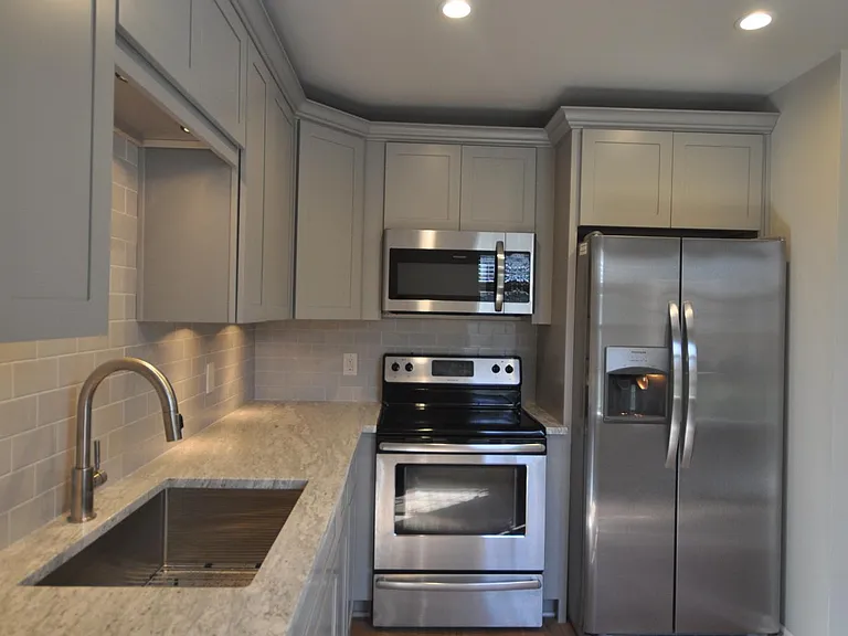 920 Emmett Ave — Photo 2