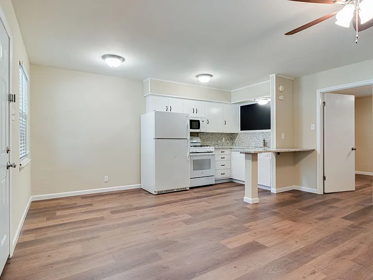 601 W College St — Photo 20