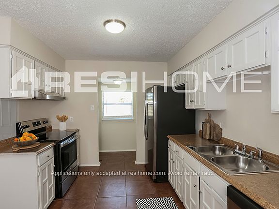 3rd image of 605 Plantation Dr