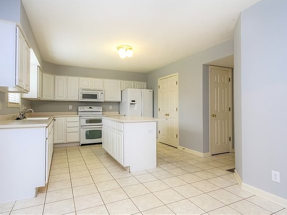 4th image of 1585 Bridgewater Dr