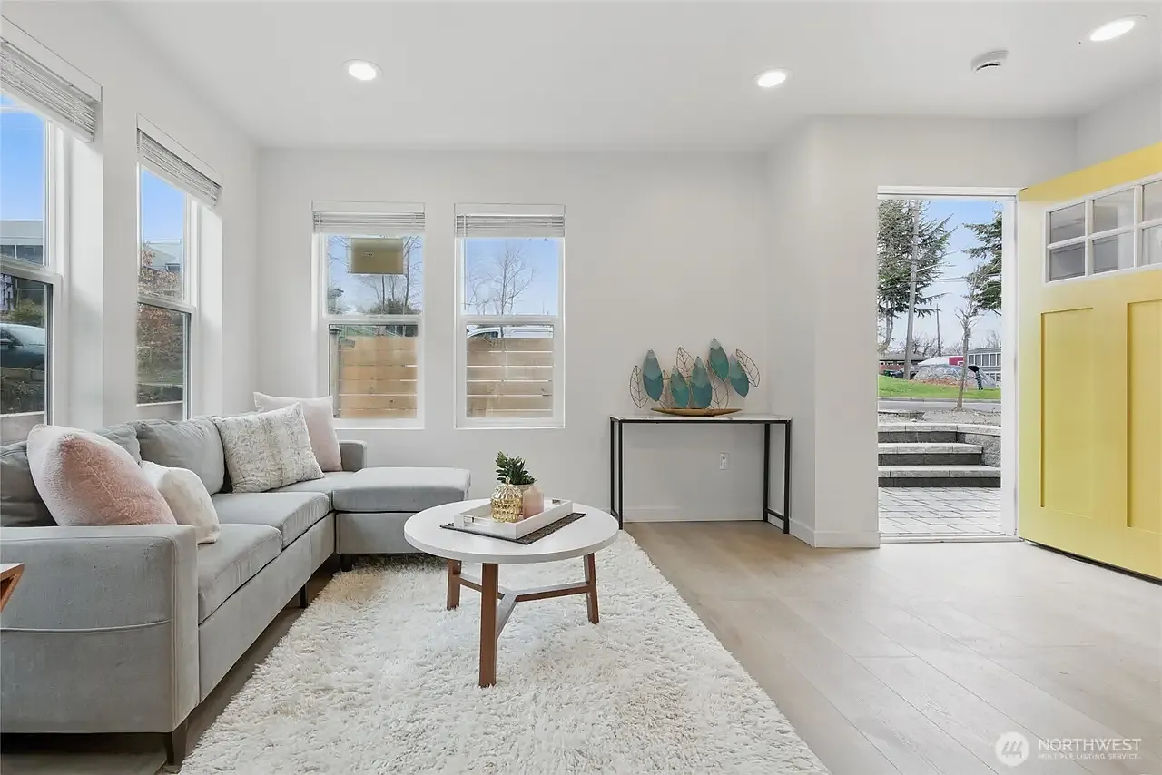3 bed, 2.5 bath, 1319 sqft, $3,950 — Photo 1