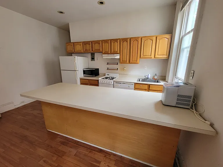 2022 Spring Garden St #2R — Photo 3