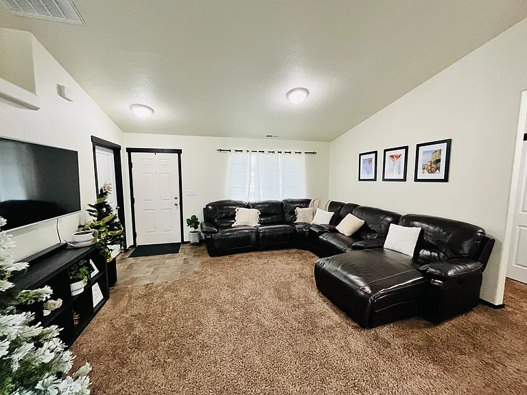 430 Riley Ave — Photo 5