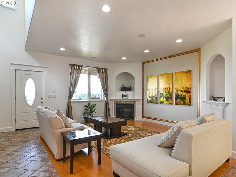 795 Queens Ave — Photo 7