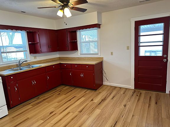3rd image of 103 Leesway Ct