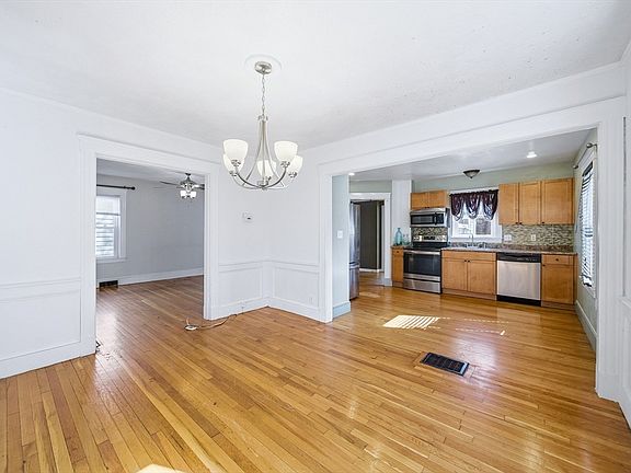 3rd image of 12 Eade St