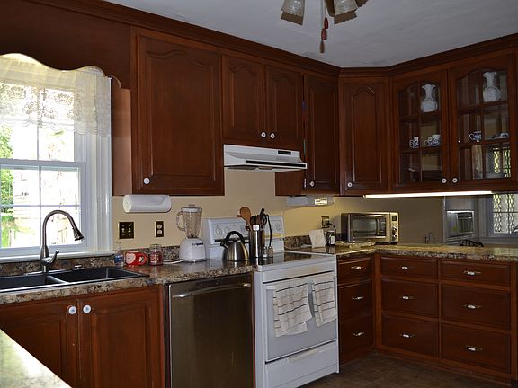 2nd image of 165 Westminster Ct