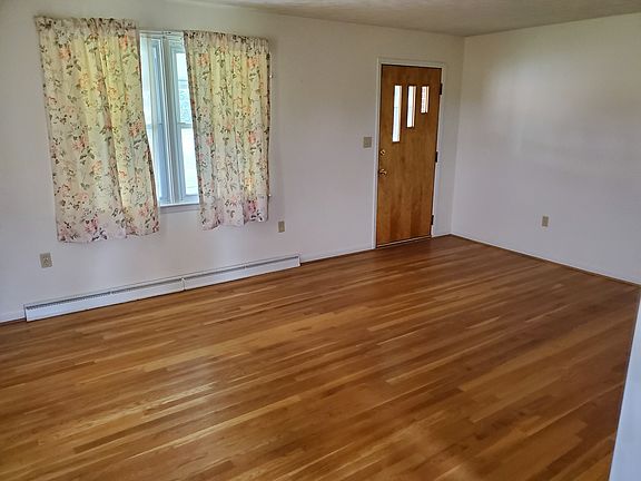 2nd image of 122 W Cloverdale Ave