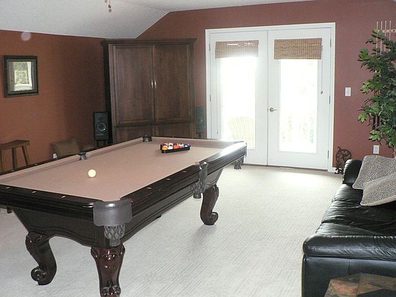 Pool bonus room