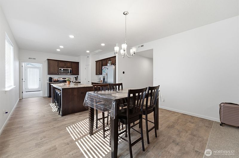 4th image of 403 Emerald Avenue