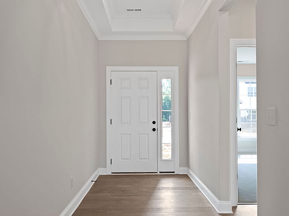 Foyer w Tray Ceiling