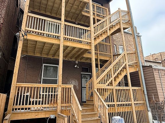 4th image of 521 E 46th Pl