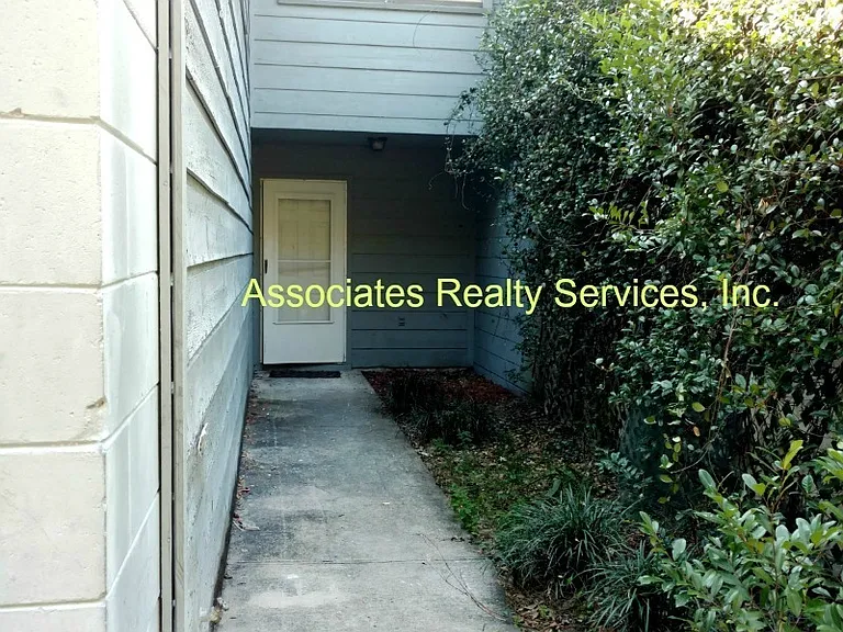 3020 NW 28th Cir — Photo 2