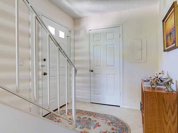 3rd image of 300 Harbour Dr APT A