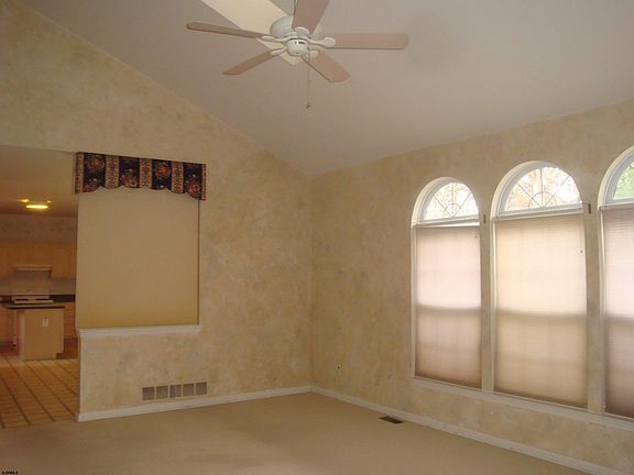 3rd image of 20 Devon Dr