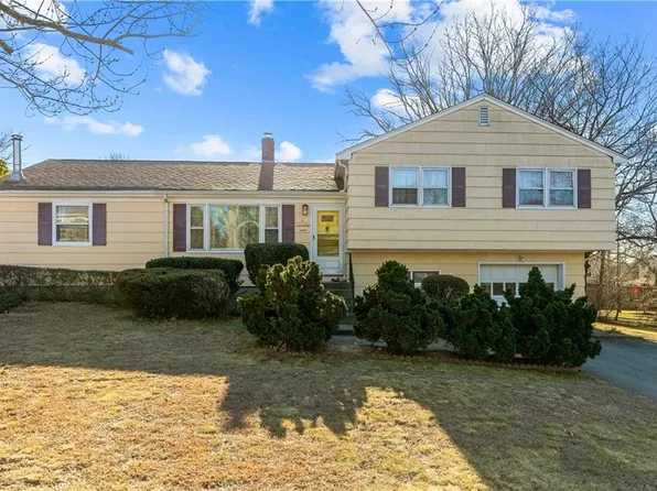 9 Continental Dr, Middletown, RI 02842