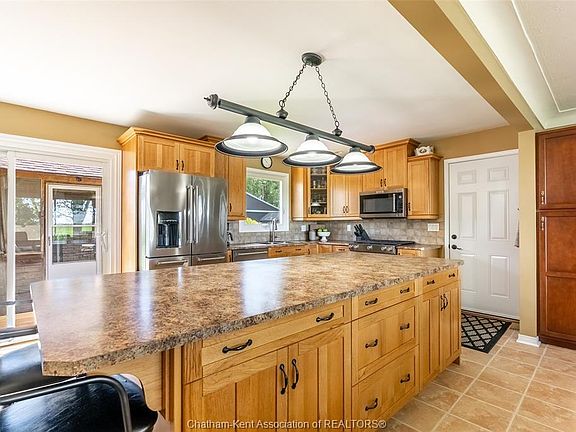 9th image of 21095 Victoria Rd