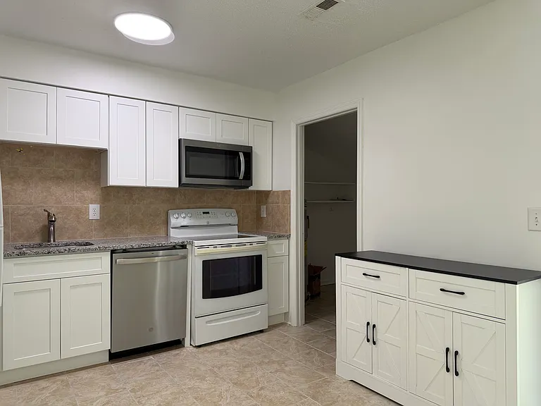 230 Stonebrook Dr — Photo 16