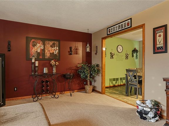4th image of 236 Robin Rd