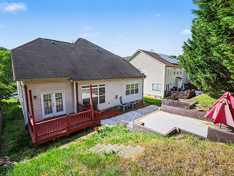 2119 Baggins Ln — Photo 32