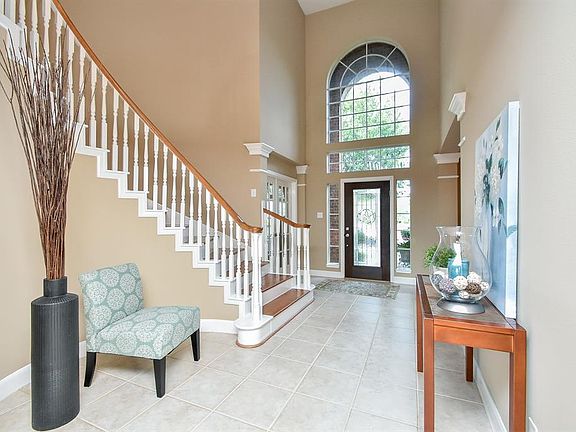 Dramatic 2 story entry with tile and wood floors!