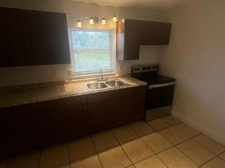 1427 Markland Ave — Photo 1