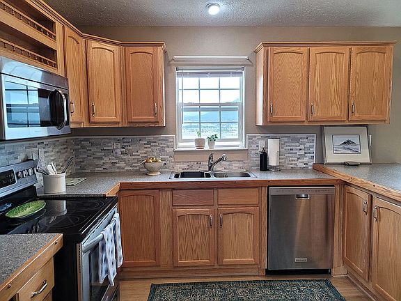 Kitchen oak cabinetry 