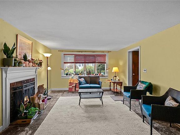 3rd image of 44 Capron Farm Dr