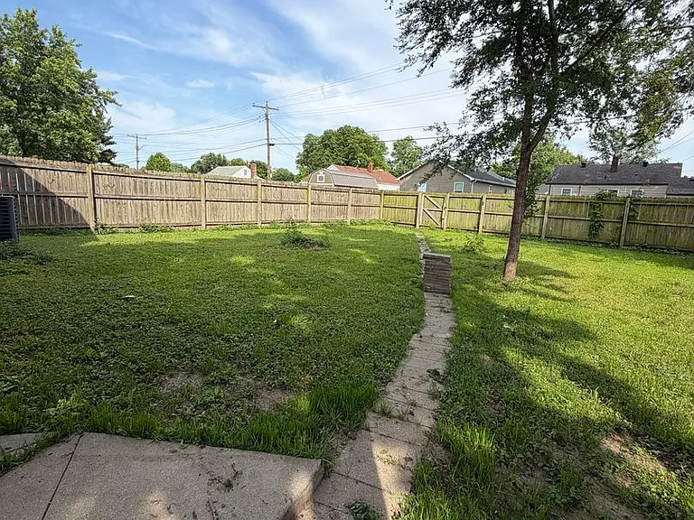 2556 Center St — Photo 12