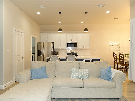 5th image of 528 Mustang Ln