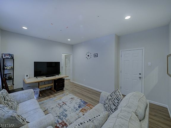 3rd image of 193 Clerk St