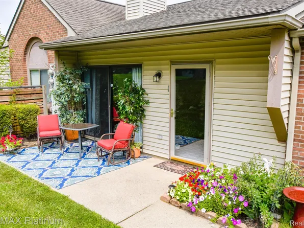 338 Spring Brooke Dr, Brighton, MI 48116