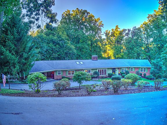 3rd image of 810 Cloudland Dr