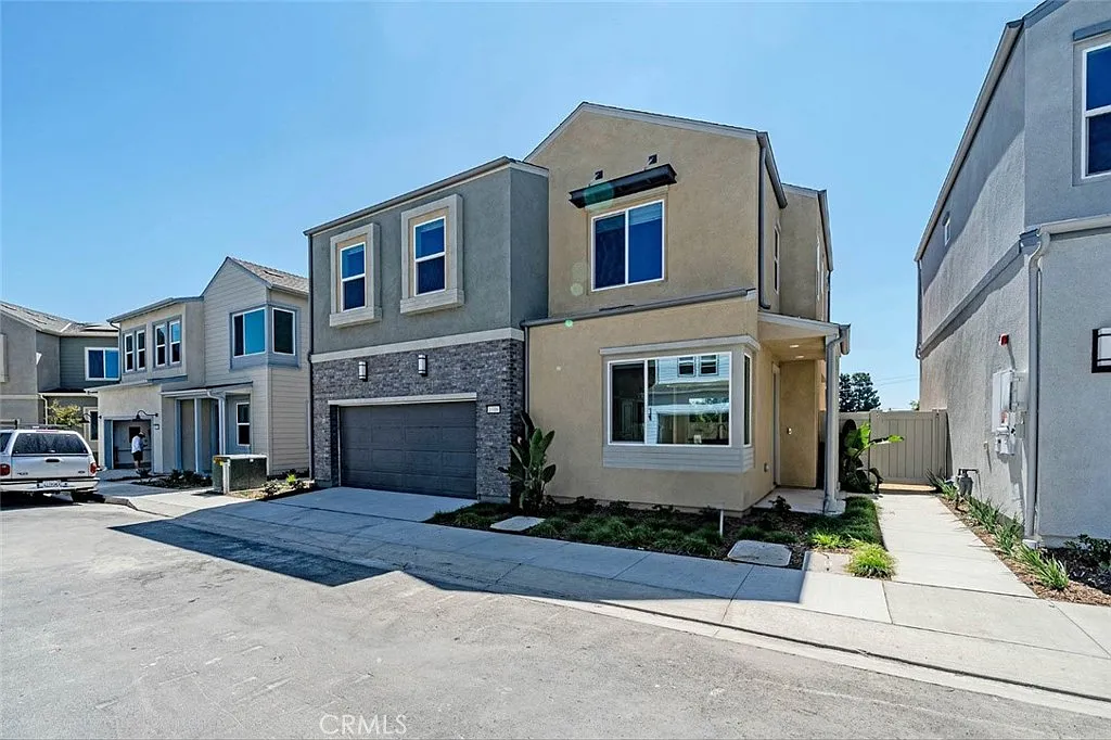 3 bed, 2.5 bath, 2011 sqft, $5,800 — Photo 1