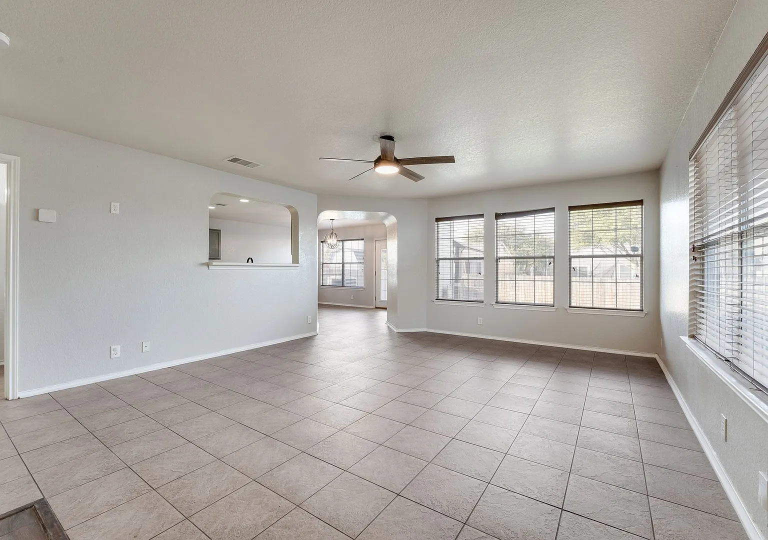 Charming & Spacious 3/2.5 in Mesa Creek — Photo 4