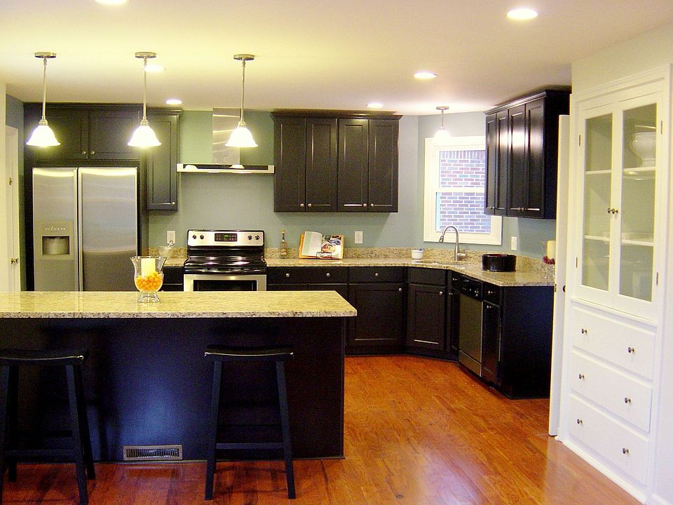Built-in china cabinet off kitchen, peninsula with seating