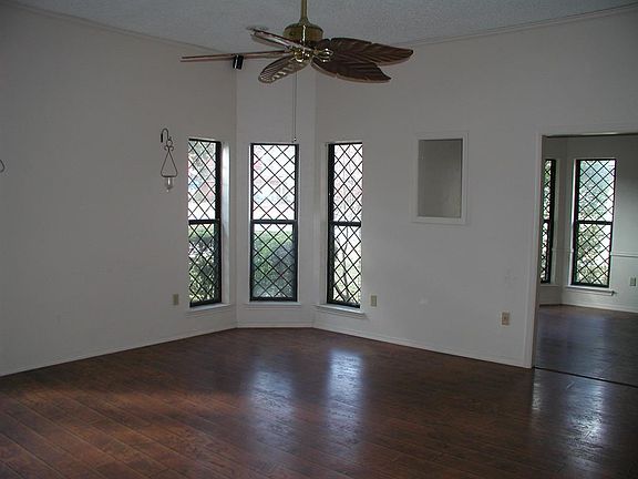 3rd image of 2420 Valley Frg