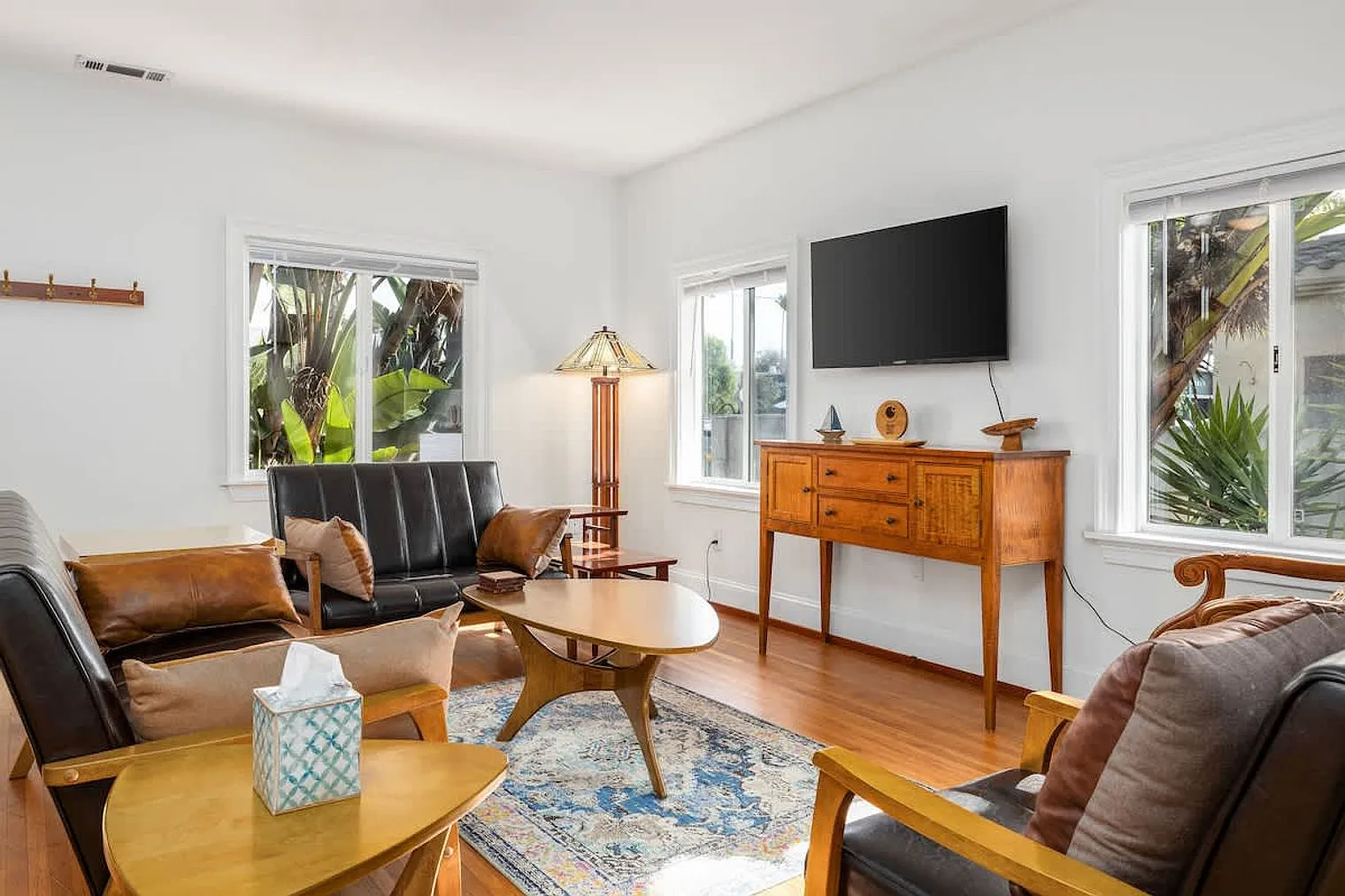 3 bed, 2.0 bath, 979 sqft, $6,766 — Photo 2