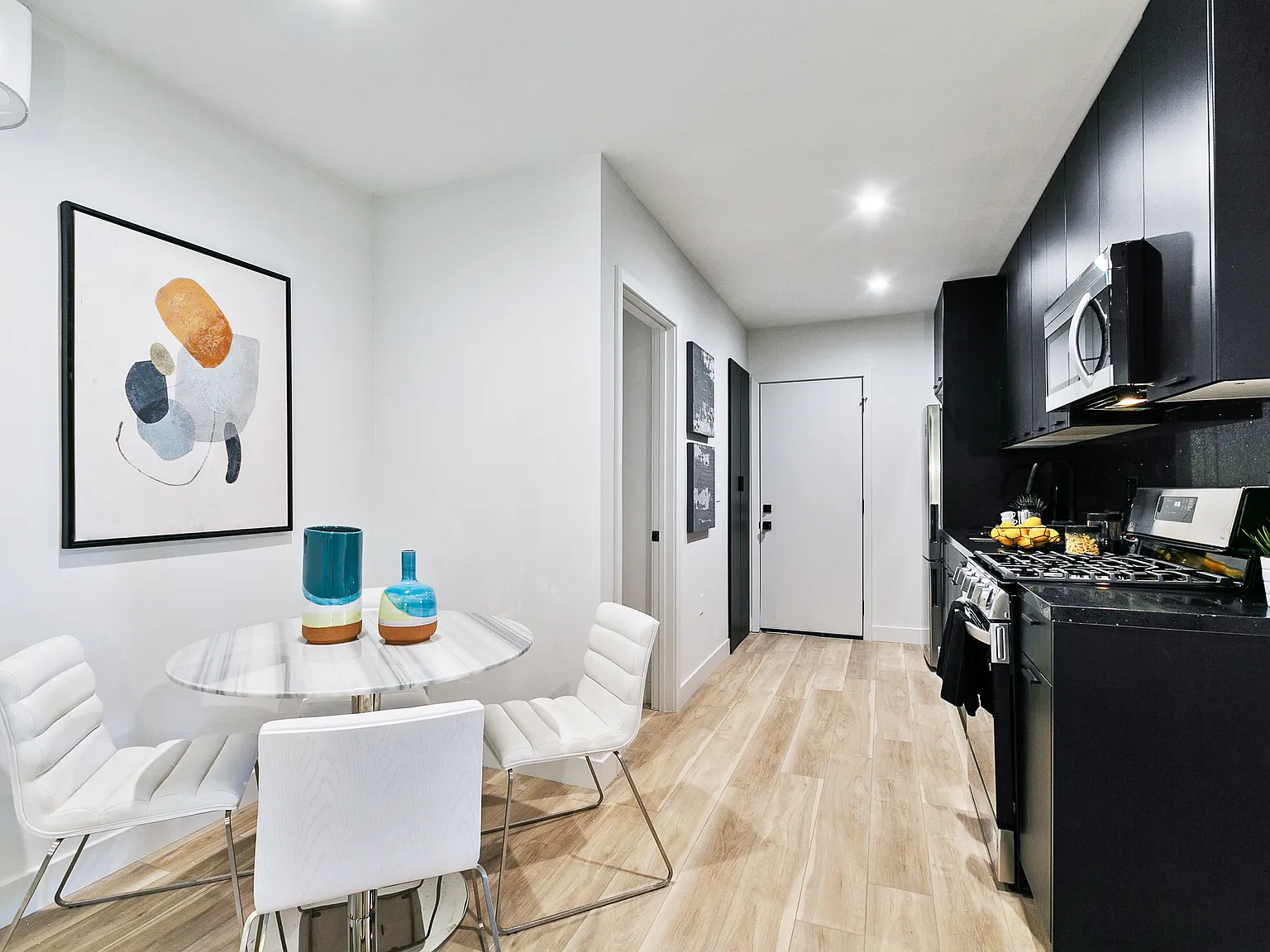 3 bed, 1100 sqft, $2,879 — Photo 3