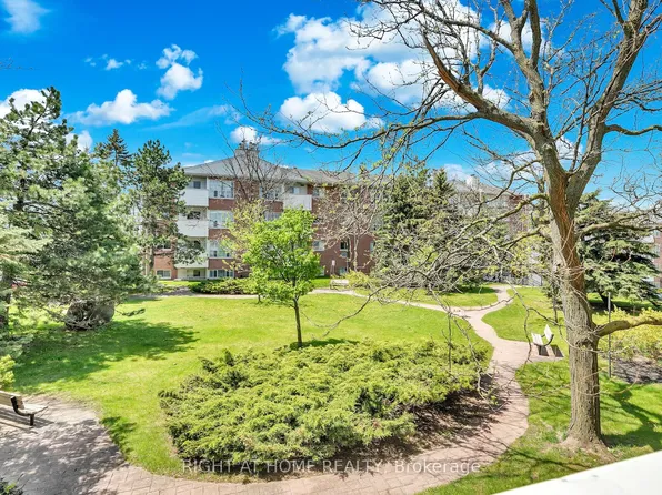 126 Bell Farm Rd #212, Barrie, ON L4M 6J3